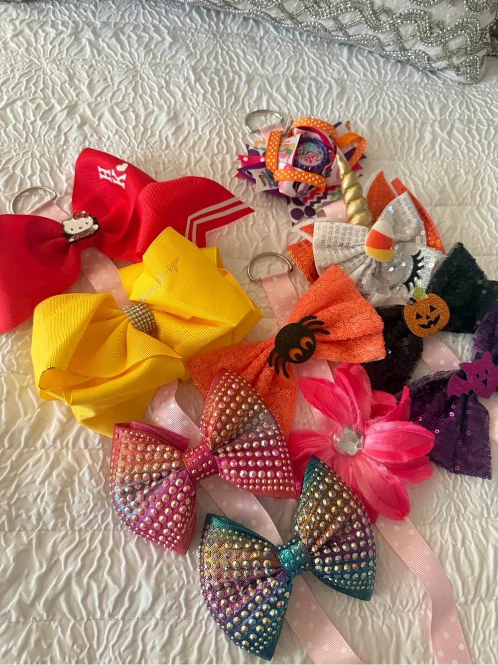 10 Hair Bow Set including Hello Kitty + 3 bow hangers